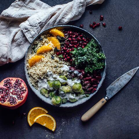Köstlicher Quinoa mit Rosenkohl, Grünkohl, Kidneybohnen, Granatapfel und Orange: Unsere Winter-Bowl müssen Sie probieren!