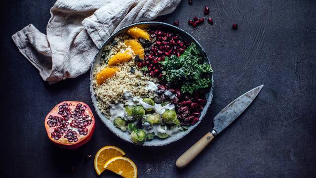 Quinoa-Bowl mit Rosenkohl