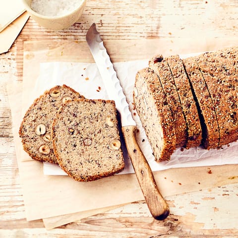 Mit unserem Rezept für Quinoa Brot backen Sie ein wahres Powerbrot: Ganz ohne Gluten und super saftig!