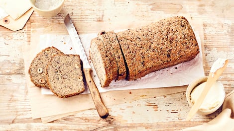 Mit unserem Rezept für Quinoa Brot backen Sie ein wahres Powerbrot: Ganz ohne Gluten und super saftig!