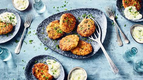 Frikadellen aus Quinoa und Gemüse mit selbstgemachter Joghurtsauce. Eine schnelle vegetarische Mahlzeit, die richtig lecker ist!