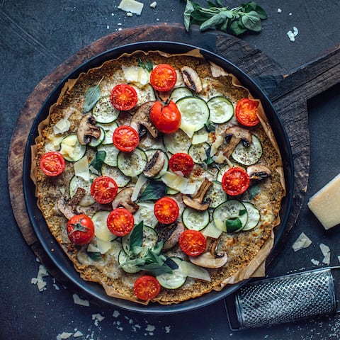Wenn es Pizza gibt, möchte jeder ein Stück abhaben! Ganz besonders von unserer köstlichen Quinoa-Pizza mit Zucchini, Tomaten und Champignons. 