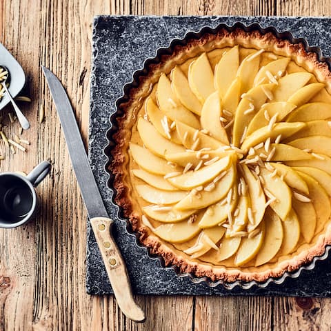 Lust auf eine Quitten-Tarte? Probieren Sie unser Rezept für diesen herbstlichen Kuchen mit Mürbeteigboden am besten gleich aus – fertig in einer Stunde!