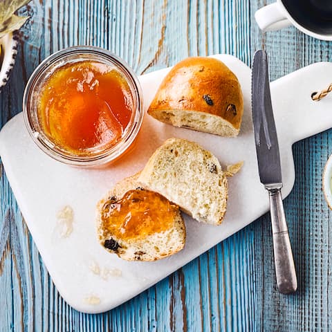Wie wäre es mit einer süßen Geschenkidee für Ihre Liebsten? Probieren Sie unser Rezept für Quitten-Gelee mit Zitronensaft und Vanilleschoten – in Weckgläser gefüllt, bleibt es mehrere Monate frisch!