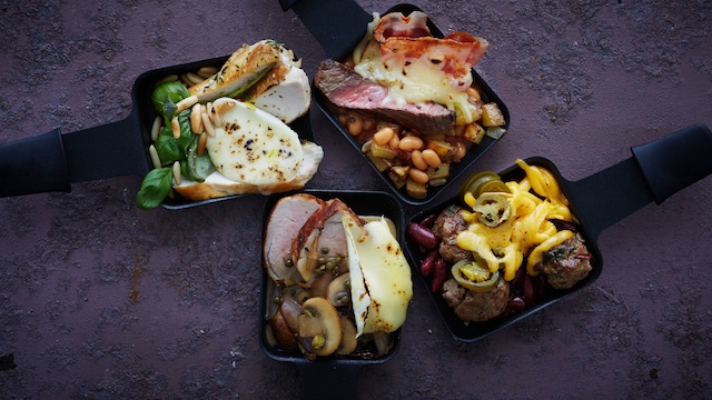 Ausgefallene Raclettepfännchen für Fleischliebhaber: Wir servieren Ihnen zweiterlei Varianten mit Hähnchenbrust und Schweinefilet und toppen das Ganze mit Brie und Büffelmozarella!