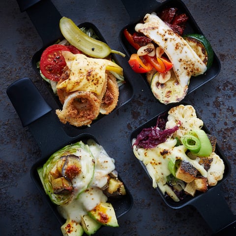 Zweierlei Raclette mit viel köstlichem Gemüse und spannenden Beilagen - überraschen Sie Ihre Gäste mit etwas anderen Pfännchen!