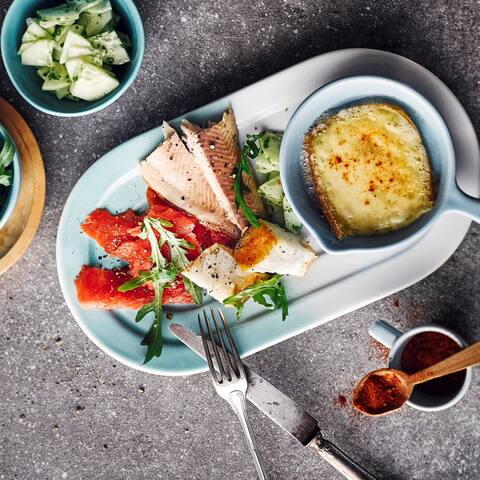 Raclette mit Räucherfischen? Probieren Sie unser raffiniertes Rezept mit Lachs, Forelle und Heilbutt an Rucola-Salat mit Zitronenvinaigrette unbedingt aus!