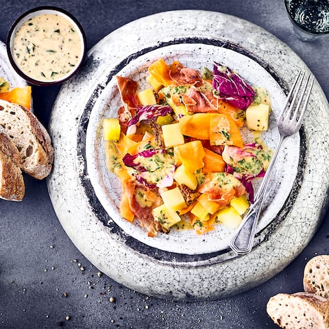 Unser Tipp für eine leckere Zwischenmahlzeit: Probieren Sie unseren Salat aus Radicchio, Möhren, Äpfel und Schinken an Senf-Sahne-Dressing! 
