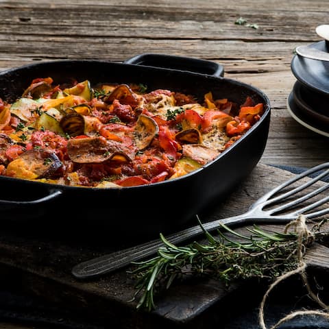 Französische Kochtradition auf höchstem Niveau. Frisches Gemüse kombinieren Sie mit provenzalischen Kräutern und passierten Tomaten. Probieren Sie unsere Ratatouille!