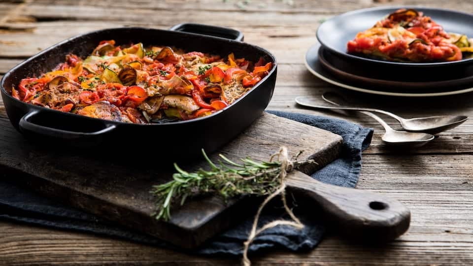 Französische Kochtradition auf höchstem Niveau. Frisches Gemüse kombinieren Sie mit provenzalischen Kräutern und passierten Tomaten. Probieren Sie unsere Ratatouille!