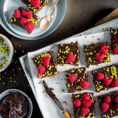 Raw Brownies mit Himbeeren