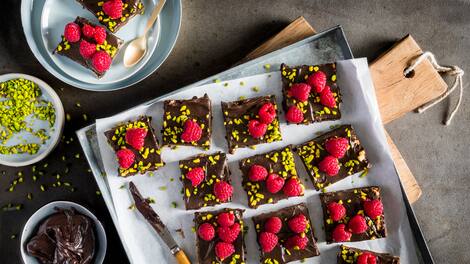 Raw Brownies mit Himbeeren