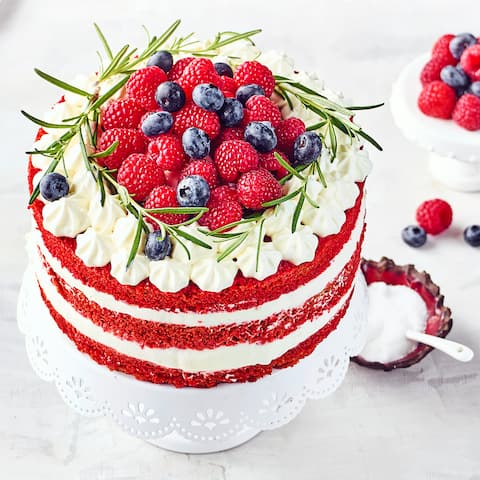 Die rote Farbe bekommt der Red-Velvet-Cake durch den Rote-Bete-Saft und etwas Lebensmittelfarbe. Den Geschmack durch leckere Zutaten und ganz viel Liebe: Einfach ausprobieren!