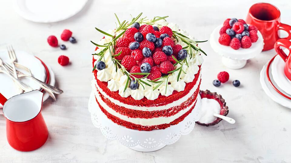 Die rote Farbe bekommt der Red-Velvet-Cake durch den Rote-Bete-Saft und etwas Lebensmittelfarbe. Den Geschmack durch leckere Zutaten und ganz viel Liebe: Einfach ausprobieren!