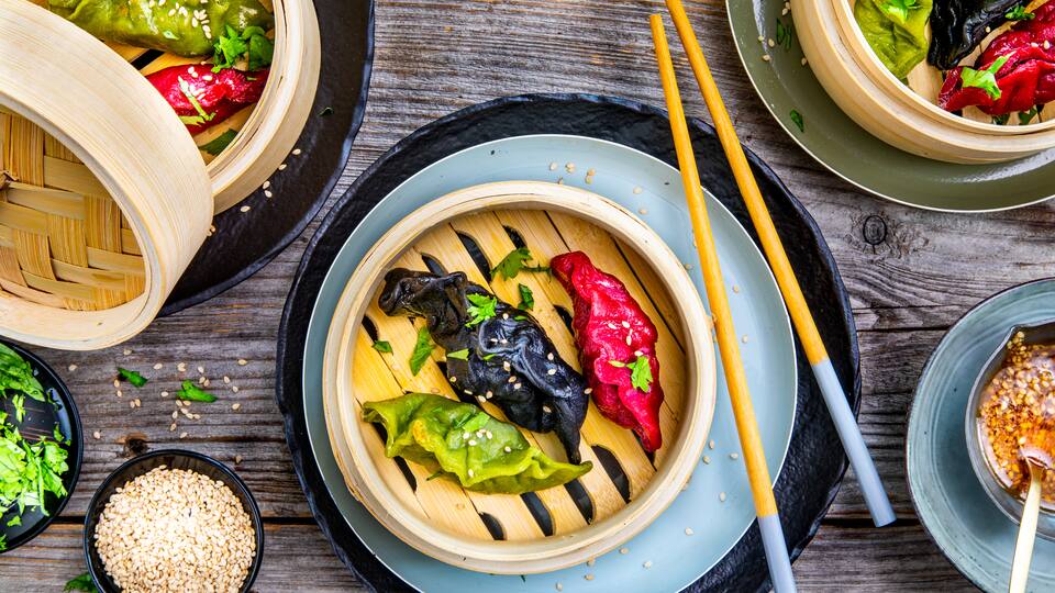 		Dumplings sind kleine Teigtaschen und weil es so schön aussieht haben wir sie bunt gemacht: Testen Sie doch einmal diese Regenbogen-Dumplings!