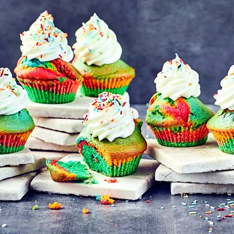 Ob für ein buntes Sommerfest im Garten oder für den nächsten Kindergeburtstag: Die farbenfrohen Regenbogen-Muffins sind einfach und schnell zubereitet und bilden das farbliche Highlight auf dem Buffet-Tisch. 