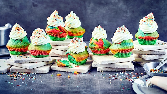 Ob für ein buntes Sommerfest im Garten oder für den nächsten Kindergeburtstag: Die farbenfrohen Regenbogen-Muffins sind einfach und schnell zubereitet und bilden das farbliche Highlight auf dem Buffet-Tisch. 