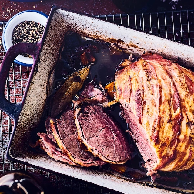 Deftig und schön kross, so schmeckt die Rehkeule mit Speckmantel. Als Beilage gibt es Spätzle und herbstliches Wurzelgemüse.