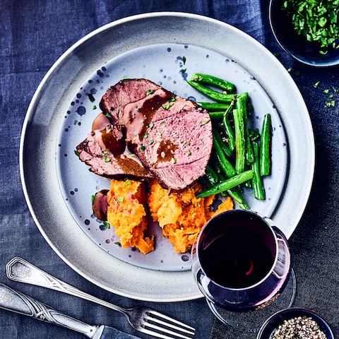 Herrlich zarte Rehkeule mit Süßkartoffelstampf und grünen Bohnen. Dazu ein Glas Rotwein und Sie haben ein perfektes Abendessen und machen damit ganz schön Eindruck.