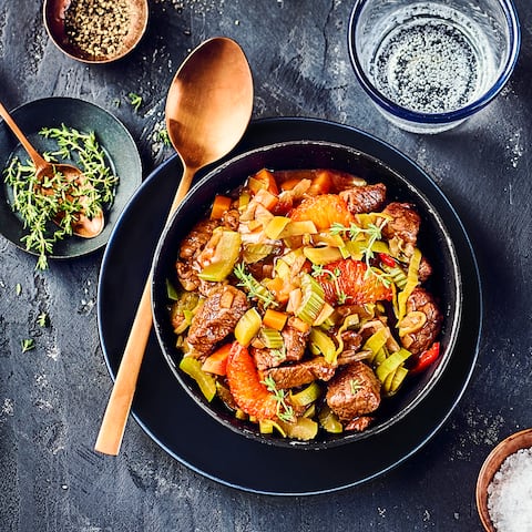 Raffiniert und festlich: Probieren Sie unser Rezept für ein fruchtiges Rehragout mit Blutorangen einmal aus – pikant gewürzt mit Knoblauch und Ingwer!