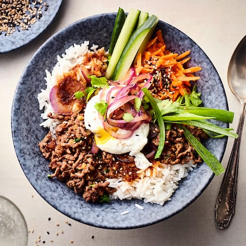 Unser Rezept für eine schmackhafte Reis Bowl mit Hackfleisch, Möhren-Gurken-Gemüse und süßer Knoblauch-Chili-Soße sollten Sie unbedingt ausprobieren!