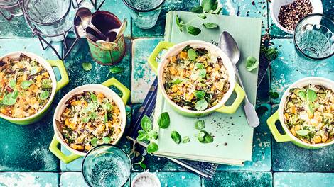 Unser Tipp für ein schnelles Gericht ohne Fleisch: Probieren Sie unseren Reisauflauf mit Spinat, Mais und Emmentaler-Käse – pikant und lecker!