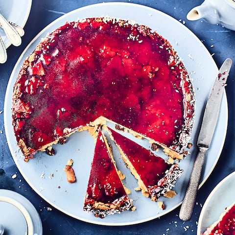 Ein Kuchen aus Milchreis und Äpfeln, wie er in Frankreich gerne gegessen wird. Die Garnitur aus Himbeerkonfitüre lässt den Kuchen so strahlen!