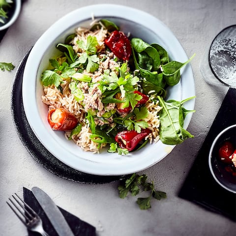 Reissalat mit Thunfisch, Spinat und gefüllten Kirschpaprika ist perfekt als Mittagssnack an warmen Tagen.