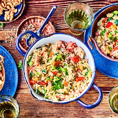 Vegetarisches Reisgericht mit viel frischem Gemüse.