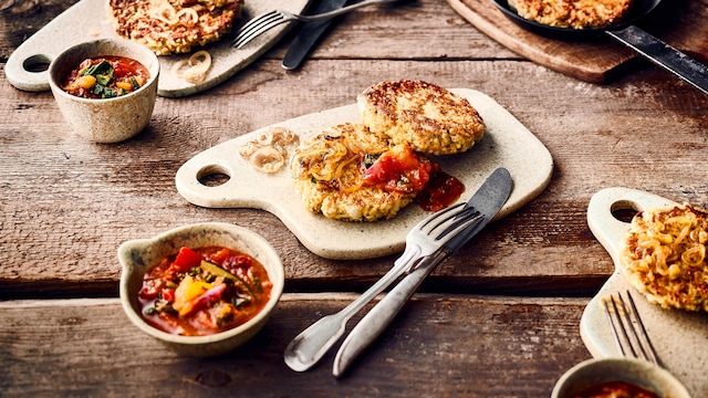 Vegetarischer Snack für Burger-Liebhaber: Probieren Sie unsere Bratlinge aus Rettich, Tofu und Ei mit pikanter Gemüse-Tomaten-Soße!