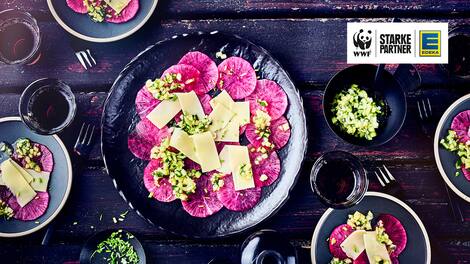 Ob als Vorspeise oder kleiner Snack für Zwischendurch, das rote Rettich-Carpaccio ist nicht nur schön anzusehen. Mit Gouda und einer Gurken- Vinaigrette wird das vegetarische Carpaccio zu einer schönen Kombination, die nach Sommer schmeckt.