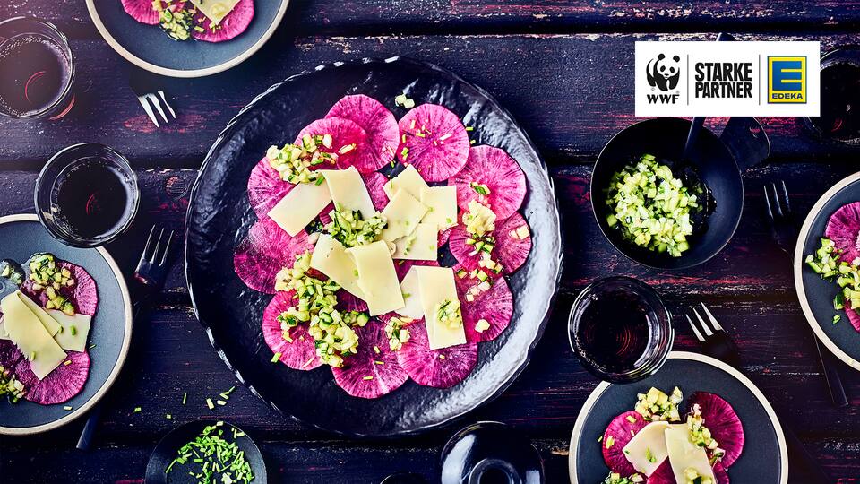 Ob als Vorspeise oder kleiner Snack für Zwischendurch, das rote Rettich-Carpaccio ist nicht nur schön anzusehen. Mit Gouda und einer Gurken- Vinaigrette wird das vegetarische Carpaccio zu einer schönen Kombination, die nach Sommer schmeckt.