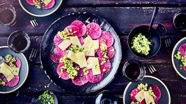 Ob als Vorspeise oder kleiner Snack für Zwischendurch, das rote Rettich-Carpaccio ist nicht nur schön anzusehen. Mit Gouda und einer Gurken- Vinaigrette wird das vegetarische Carpaccio zu einer schönen Kombination, die nach Sommer schmeckt.