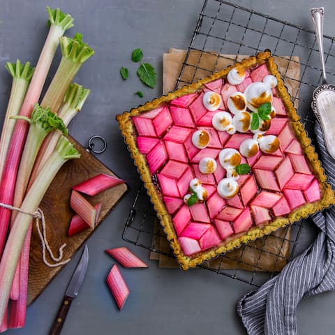Trifft süße Meringue auf sauren Rhabarber entsteht ein leckerer Baiserkuchen, der auch optisch Eindruck auf der Kaffeetafel schindet!