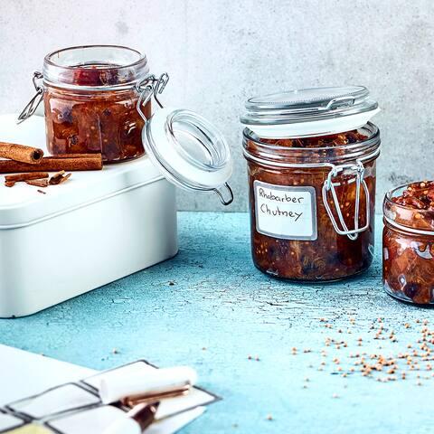 Rhabarber, Zwiebeln und jede Menge Gewürze stecken in unserem leckeren Chutney. Probieren Sie es zu Grillfleisch oder auch zu Käse – ein Genuss!
