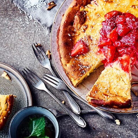 35 Minuten genügen, schon wandert unser fruchtiger Rhabarber-Erdbeer-Käsekuchen zum Backen in den Ofen. Probieren Sie unser Rezept aus. Es lohnt sich! 