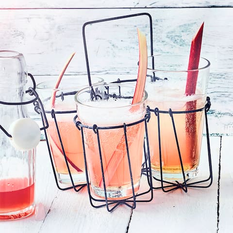 Spritzig saurer Rhabarber, gepaart mit Holundersirup und Prosecco ist einfach ein köstlich, erfrischender Sommer-Cocktail, der witzig aussieht. Auf der nächsten Party darf der Rhabarber-Holunder-Spritz nicht fehlen.