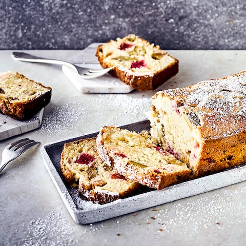 Probieren Sie unser Rezept für einen schmackhaften Rhabarber-Kokoskuchen unbedingt aus – besonders leicht zubereit in der klassischen Kastenform!