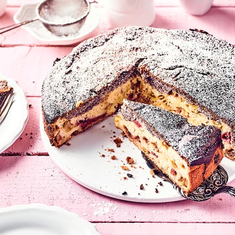 Rhabarber einmal anders: Unser Rezept für einen Mohnkuchen mit dem säuerlichen Gemüse unter einer süßen Quark-Haube – probieren Sie es gleich aus!