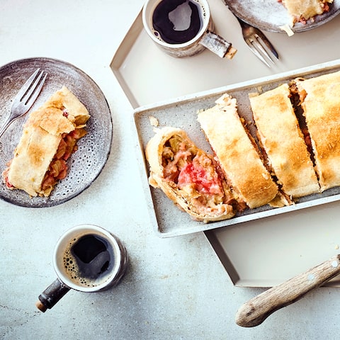 Unser Tipp für ein Gebäck passend zur sommerlichen Kaffeetafel: Probieren Sie unseren feinen Butter-Strudel mit einer Füllung aus frischem Rhabarber und Paniermehl!