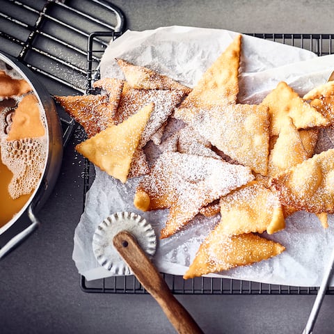 Die köstlichen Mutzen aus dem Rheinland schmecken einfach himmlisch. Sie werden in Öl ausgebacken, mit Puderzucker besiebt und schmecken warm am besten. 