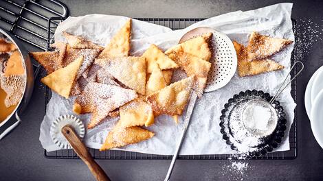 Die köstlichen Mutzen aus dem Rheinland schmecken einfach himmlisch. Sie werden in Öl ausgebacken, mit Puderzucker besiebt und schmecken warm am besten. 