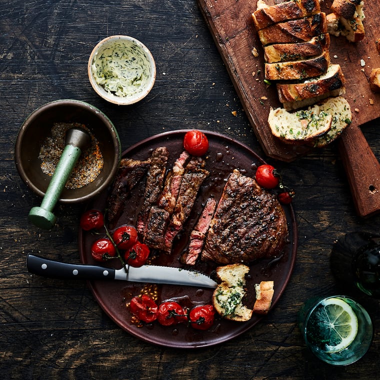 Rib-Eye-Steak mit Baguette