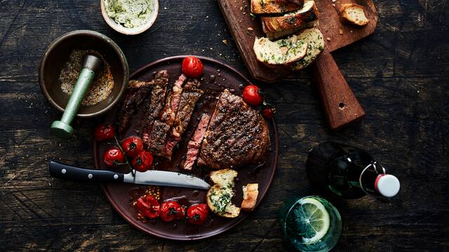 Rib-Eye-Steak mit Baguette