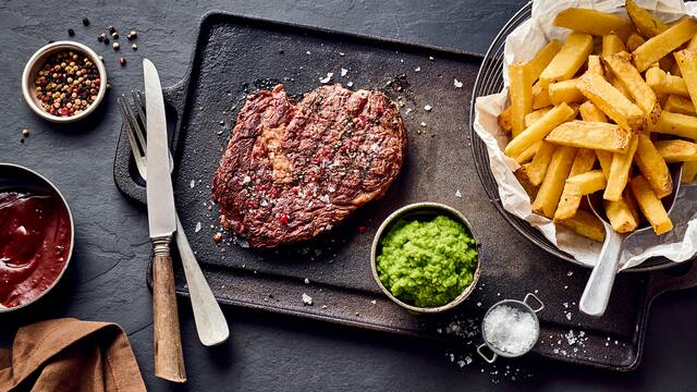 Rib-Eye-Steak mit Pommes