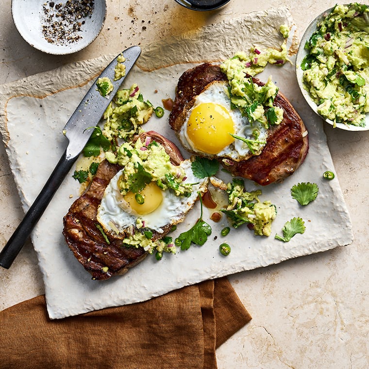 Rib-Eye-Steaks mit Spiegelei & Avocado-Salsa