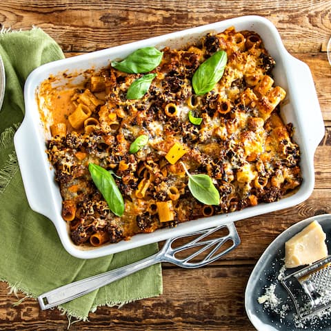 Wie beim Italiener: Rigatoni al forno ist ein leckeres Auflauf-Gericht der italienischen Küche aus Nudeln mit Sahne-Hackfleisch-Soße, Parmesan und Mozzarella. 