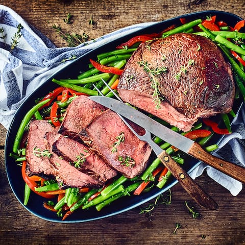 Fein geschmorter Braten vom Rind in Rotweinfond mit leckerem Paprika-Bohnengemüse