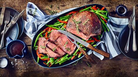 Fein geschmorter Braten vom Rind in Rotweinfond mit leckerem Paprika-Bohnengemüse