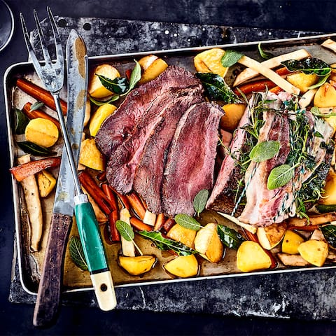 Rinderbraten-Rezept: Saftiger Rinderbraten mit Kräuter-Speck-Mantel auf Backblech